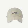 Dettaglio del ricamo Drole e del motivo a quadri beige sul cappellino da baseball - M / Beige