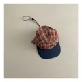 Detail van vintage geruite honkbalpet met stoftextuur en verstelbaar trekkoord - M / Bordeauxrood