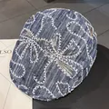 Detaillierte Stickerei mit Gold- und Silberpailletten auf blauer Denim-Baskenmütze - M (56-58cm) / Hellblau