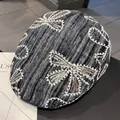Schicke Denim-Schirmmütze mit weißen Schleifenstickereien und glitzernden Pailletten - M (56-58cm) / Schwarz