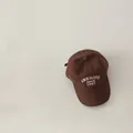 Vista de detalle de gorra de béisbol café con bordado blanco Awesome Since 1987 - M (56-58cm) / café