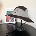Detail van bergborduursel op een kleurgeblokte ripstop outdoor wandelen emmerhoed - M (56-58cm) / Zwart en Grijs