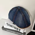 Detalle de gorra vaquera azul oscuro con costuras naranjas y ribete de cuero marrón - M / Azul oscuro