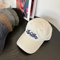 Detailaufnahme der 3D-London-Stickerei auf dem Schirm einer gewaschenen Baumwollkappe - M (56-58cm) / Beige