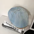 Detalle de gorra de mezclilla con visera de cuero marrón y diseño de patchwork - M / Azul claro