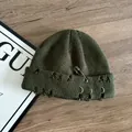 Dettaglio del berretto in maglia usurata con spilla di sicurezza e anelli in metallo - M (56-58cm) / Verde Militare