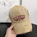 Nahaufnahme der verwitterten khaki Jeans-Baseballkappe mit New York 1989 Stickerei - M (56-58cm) / Khaki