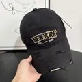 Detailansicht der Vintage-Baseballkappe mit gelber New York Stickerei und Destroyed-Effekt - M (56-58cm) / Schwarz