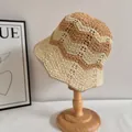 Handgemaakte gehaakte vissershoed met beige en bruine golfpatronen op een houten standaard - M (56-58cm) / Khaki