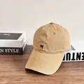 Dettaglio del cappellino da baseball in cotone kaki con lettera M ricamata su legno - M (56-58cm) / Cachi
