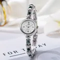 Montre bracelet pour femme en argent avec maillons cœur et cristaux verts - Bracelet Argenté Strass Vert