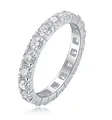 Vista laterale dell'anello eternity in argento S925 con zirconi cubici tondi lucidi - Taglia US 5 / Solo Anello / Bianco (R12880)
