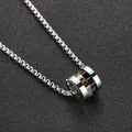 Collar colgante cilíndrico tricolor con números romanos en plata, negro y oro rosa - Colgante Cilíndrico Tricolor Números Romanos - Cadena de Bolas Cuadradas (L885-B)