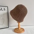 Detailopname van bruin gehaakte vissershoed textuur op een houten hoedenhouder - M (56-58cm) / koffiekleur