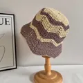 Detail van handgehaakt beige en mauve golfpatroon op een ademende gebreide vissershoed - M (56-58cm) / Paars