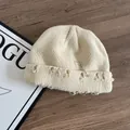 Dettaglio del berretto in maglia crema effetto vissuto con spilla da balia e anelli in metallo - M (56-58cm) / Beige