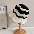 Detalle del gorro de pescador tejido a mano con patrón de ondas blanco y negro en soporte - M (56-58cm) / Negro