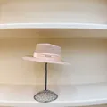 Sombrero de paja rosa con cinta plisada y logo metálico para protección solar de verano - M (56-58cm) / Rosa