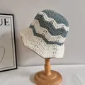 Detailopname van handgehaakte vissershoed met blauw en wit geschulpt golfpatroon en textuur - M (56-58cm) / Lichtblauw