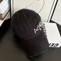 Detail van wit ACHEL borduurwerk op een zwarte vintage baseballpet met ventilatiegaten - M / Zwart