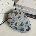 Berretto piatto retrò azzurro con motivo jacquard a farfalle colorate stile vintage - M / Azzurro