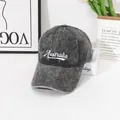 Dettaglio del ricamo bianco 3D Australia sul berretto in denim lavato grigio scuro - M / Grigio