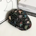 Dettaglio cappello ivy con jacquard farfalla colorato e fibbia in metallo regolabile - M / Nero