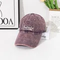 Détail d'une casquette en denim délavé violet avec broderie blanche Australia cursive - M / Rose Violet