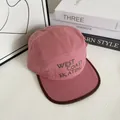 Dettaglio del cappello camper in tela rosa con ricamo West Coast Skating verde - M (56-58cm) / Rosa