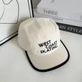 Dettaglio del cappellino 5-panel con ricamo West Coast Skating e profilo nero - M (56-58cm) / Bianco Sporco