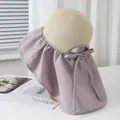 Dettaglio del cappello da sole anti-UV con top in paglia, tesa lilla e fiocco decorativo - M / Viola