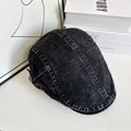 Detailaufnahme der schwarzen Schiebermütze aus gewaschener Baumwolle mit Metallschnalle - M (56-58cm) / Schwarz