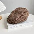 Retro Karomuster Schiebermütze in Braun und Beige auf weißem Buch präsentiert - M(56-58cm) / Kaffee Karo