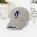 Berretto da baseball in cotone lavato grigio con ricamo lettera A blu e sfondo neutro - M (56-58cm) / Grigio chiaro