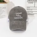 Dettaglio del cappello da baseball grigio vintage con toppe e bordi consumati - M (56-58cm) / grigio scuro