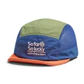Κοντινή λήψη καπέλου mesh 5-panel με έντονα χρωματικά τμήματα και κέντημα υψηλής ποιότητας - M(56-58cm) / Πρασινομπλέ