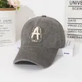 Dettaglio cappello baseball grigio vintage con ricamo lettera A e patch stile usato - M (56-58cm) / grigio scuro