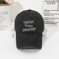 Dettaglio del cappello vintage in denim nero lavato con toppe ricamate di qualità - M (56-58cm) / Nero