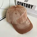 Détail d'une casquette vintage marron avec broderie 3D et visière à effet usé - M (56-58cm) / Fauve