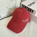 Dettaglio del cappellino da baseball traspirante con ricamo laterale ed effetto usato - M / Borgogna