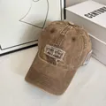 Dettaglio della trama denim lavato vintage e del ricamo su questo cappellino - M (56-58cm) / Cachi