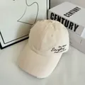 Dettaglio del cappello da baseball beige ad asciugatura rapida con ricamo e bordo usurato - M / Beige