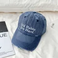 Detalle de gorra vaquera desgastada con bordado blanco de Old Habits Die Hard - M(56-58cm) / Azul marino