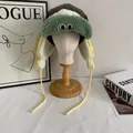 Detalle del gorro Lei Feng de lana de cordero con ojos de dibujos y orejeras - M (56-58cm) / Parte Superior Verde