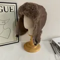 Dettaglio del cappello da aviatore invernale in pelle PU marrone scuro e finta pelliccia - M (56-58cm) / caffè