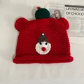 Berretto in maglia rossa fatta a mano per donna con patch Babbo Natale e orecchie da orso - M (56-58cm) / Rosso
