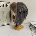Dunkelgraue Uschanka aus Kunstleder mit Sternstickerei und warmem Kunstfellfutter - M (56-58cm) / Grau