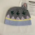 Detail der Jacquard-Strickmütze mit Cartoon-Schwalbenmuster und Blumenstickerei - M (56-58cm) / Grau