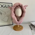 Détail de la capuche rembourrée rose clair avec ailes décoratives et bouton pression - M (56-58cm) / Rose