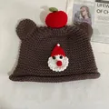 Dettaglio del cappello in maglia con orecchie da orso e applicazione Babbo Natale - M (56-58cm) / caffè
